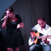 Éric se tient à Caro